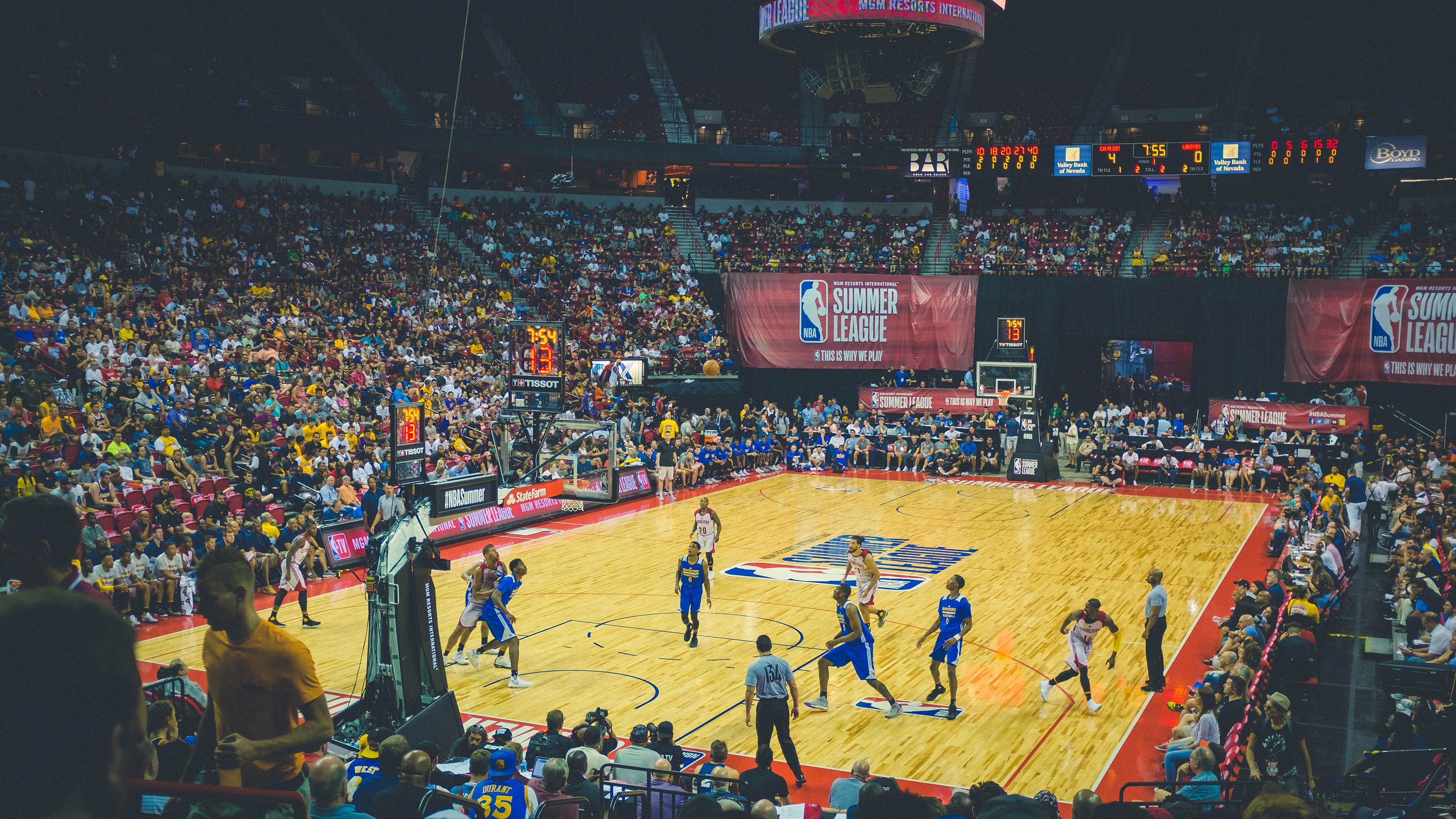 特色韧性足球场馆建设成果丰硕，行业基础设施焕新升级，足球场建设内容